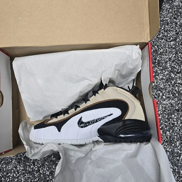 Nike Men's Black and White Sneakers - Picture 6 of 7